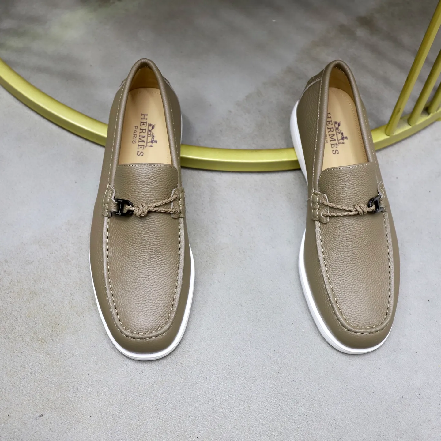 Ex-factory price: 560💰Hermès/Hermès slip-on men's shoes. This shoe is made of imported pebbled cowhide. It has simple and smooth lines and is combined with aerodynamically designed 3CM rubber foam ultra-light soles! Youthful and fashionable, classic H-shaped hardware buckle decoration, calf lining gently wraps the feet, with logo cowhide feet, casual and urban style, highlighting youthful vitality, sports and leisure version, super versatile, code number: 38-39-40-41-42-43-44 standard leather shoe size (45 can be customized but does not support returns)